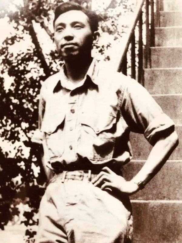 蚂蚁配资 新传记还原诗人穆旦抗战经历，死亡行军成为创作精神底色