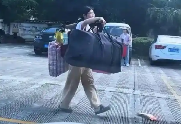 红盘 光明谈：“扁担女孩”何以让人破防